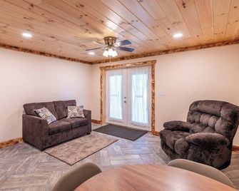 Cozy Kentucky Retreat w/ Fire Pit & Spacious Deck - London - Sala de estar