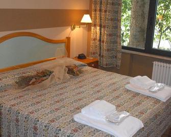 Hotel Ristorante La Grotta - Castiglione delle Stiviere - Bedroom