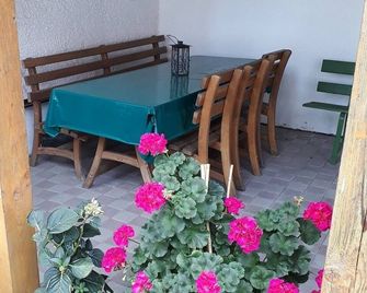 Moderne 60qm Ferienwohnung mit Gartenlaube - Steinwiesen - Patio
