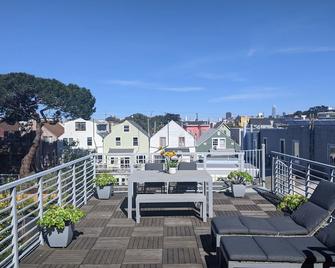 Modern, spacious tri-level house with roof deck views, garden, and free parking - San Francisco - Balcony
