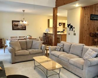Charming and Warm Bromley Mountainside Home - Seasonal Rental - Peru - Sala de estar