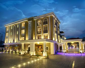 The Four Vedas Hotel & Resort - Shiliguri - Gebäude