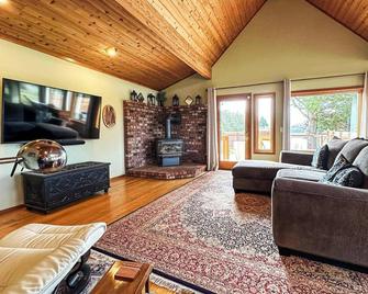 Olympic Oasis Tranquil Retreat Near Dungeness Wildlife Refuge Hot Tub - Sequim - Living room