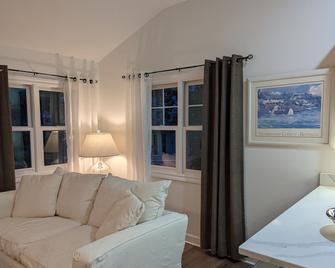 1BR; 1 Bath Cozy Lakefront Apt; 1 Block from Downtown Saugatuck! - Saugatuck - Living room