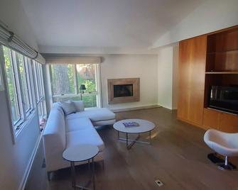Contemporary house with partial lake views/quiet and private area/gut reno/2023 - Lake Forest - Living room