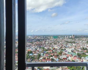 Convenient Studio Apartment at Vida View Makassar By Travelio - Makassar - Gebäude