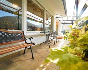 Large, quiet holiday apartment (approx. 70 square meters) with a large balcony and shared garden - Bad Urach - Terasa
