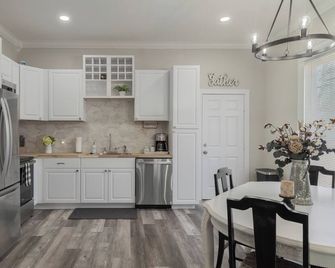 'Kozy Kottage' Near Downtown! 2025 Remodel, Sleeps 8 Comfortably, Games & More! - Denison - Kuchyň