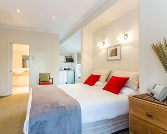 Time to wind down, hear the birds, the Sea. New EV Charger. Double Spa Bath. - Lorne - Bedroom