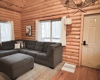 On the river. Private patio. 2 large yards. Dog friendly. Stargazing - South Fork - Sala de estar