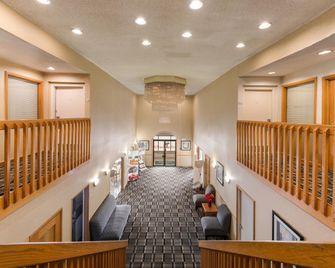 Quality Inn & Suites Portage Central - Portage - Лоббі
