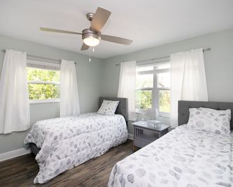 2 Bed, 2 Bath, 1 minute walk to the sand! - North Redington Beach - Bedroom
