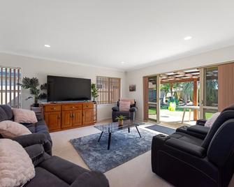 Mount Holidaze - Mt Maunganui Holiday Home - Mount Maunganui - Obývací pokoj