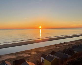 DaneSide New Forest 3 bed house. Hot tub, on stream by sea & shops. Dog friendly - Milford on Sea - Plaża