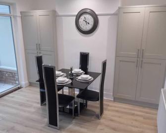 Heathside House 2 Bed House - Cheadle - Dining room