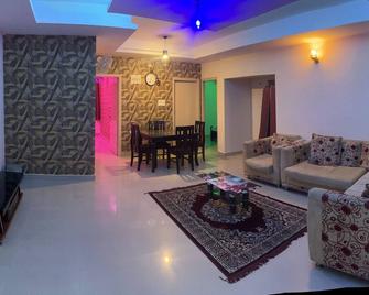 Urban Stay Adams Service Apartment - Bengaluru - Living room