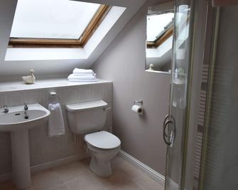 The Links Apartment Self Catering - Portrush - Bathroom