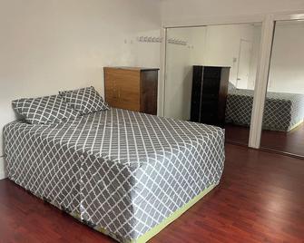 Spacious 2Bedroom House 1Bath in the Heart of the Bay. Minutes from attractions. - Oakland - Chambre