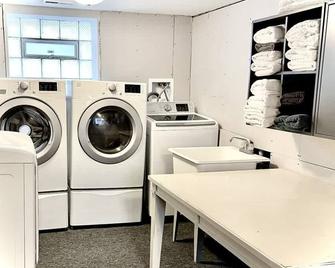 Spacious 5-Bedroom Retreat in Forest Park - Forest Park - Laundry facility