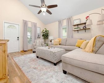 2br 1ba Remodeled House In Gray Community - Johnson City - Living room