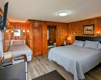 Room 8 - Riverside Motel - 1 Queen, 1 Twin (Single) - Lewiston - Bedroom