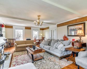 Lakefront Cayuga Retreat with Private Deck and Hot Tub - Cayuga - Living room