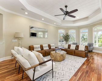 Luxury 5 Bedroom 4.5 Bath Dream Estate with Resort-like Pool In Wine Country - Sutter Creek - Wohnzimmer