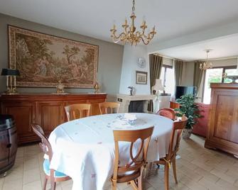Maison de Vacances Avec Piscine et Jardin Arboré - Nevers - Restaurante