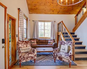 Modern-Rustic Love Cabin in Cosby Deck and Grill - Cosby - Living room