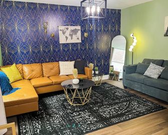 A vibrantly vintage experience boasting modern luxuries. - Marion - Huiskamer