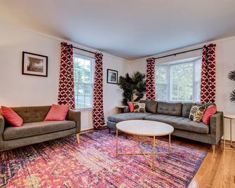 Benton: Private Yard, Fast Wifi, Near DC - Sterling - Living room