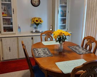 Cozy,clean, peaceful and conveniently located near rest, shopping, hospital - Zephyrhills - Eetruimte