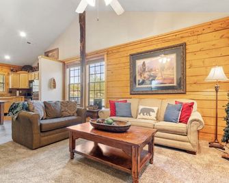 Cozy Walk-in Cabin with Gas Fireplace - 2 Minutes from Branson Shopping! - Branson - Sala de estar