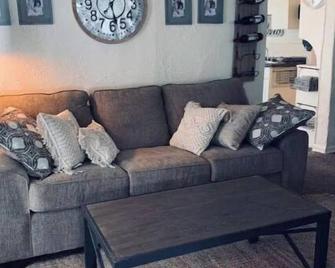 Charming/cozy 2bedroom cottage - Bowling Green - Living room