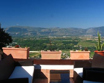 Beautiful Stone House, High In The Medieval Mountain Village Of Roccacasale - Roccacasale - Balcón