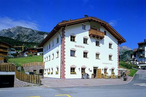 Apartments Restaurant Rusctlea - Selva di Val Gardena - Building