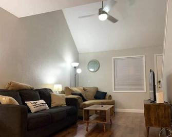 Pet Friendly, Fenced Yard, Clean & Quiet! - Edmond - Living room