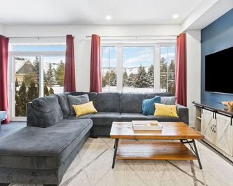 Modern home with a pool sauna pooltable & mountain view - Collingwood - Salon