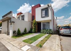 Casa muy acogedora con excelente ubicación, cerca Centro dinámico Pegaso, Parques industriales, Aeropuerto Toluca - Metepec - Building