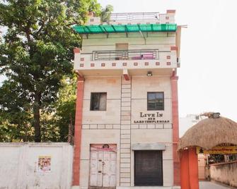 Live In Service Apartment - Kolkata - Building