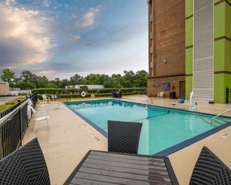 Red Roof Inn & Suites Macon - Macon - Pool