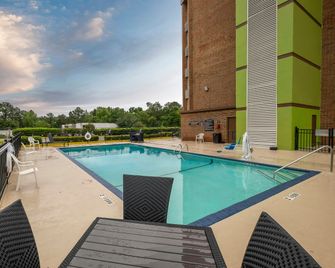 Red Roof Inn & Suites Macon - Macon - Piscina