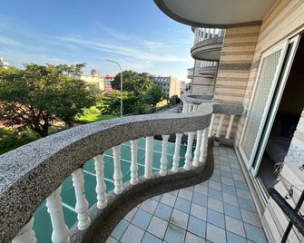 Golden Year - Jinning Township - Balcón