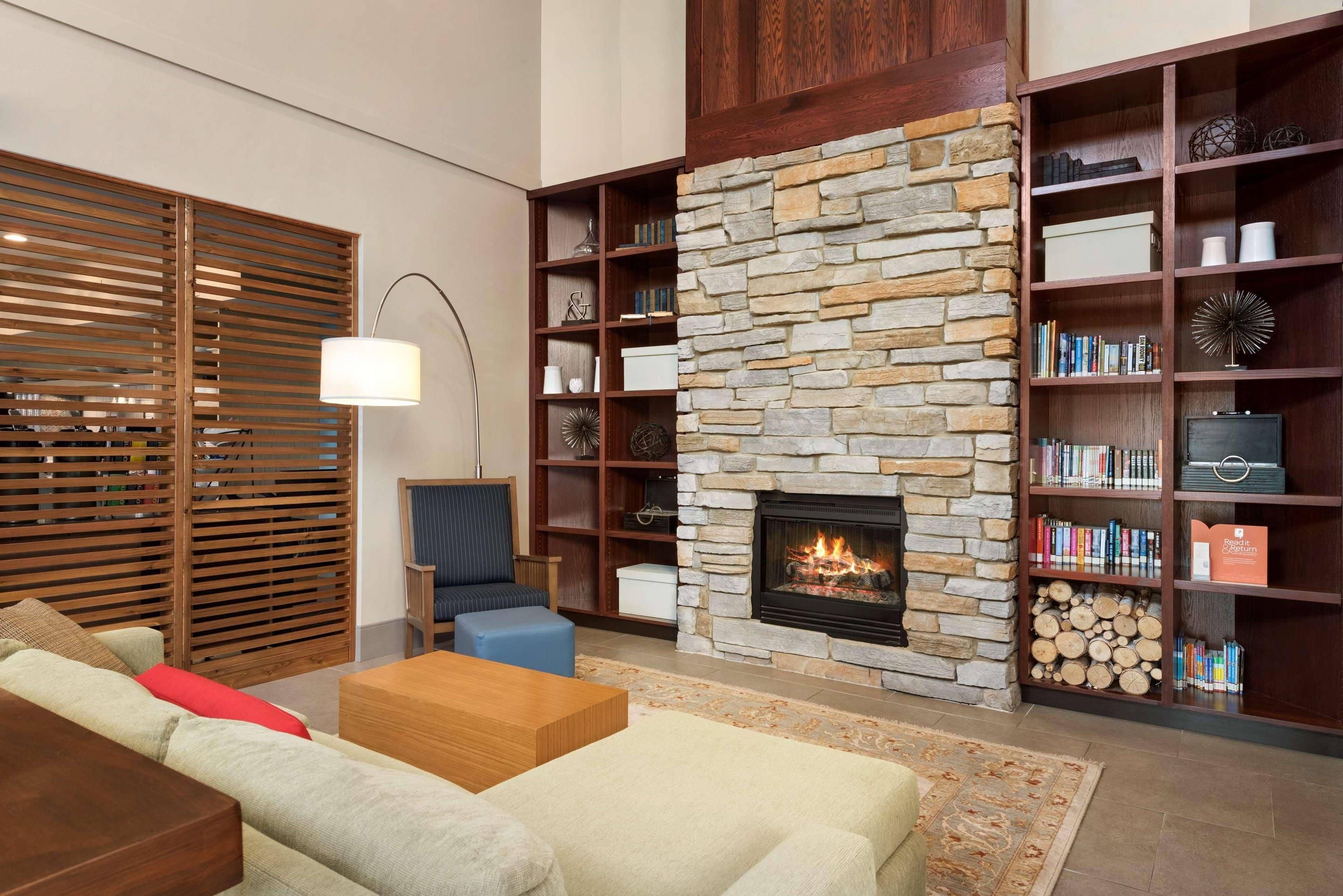 Country Inn & Suites by Radisson, Madison West, WI - Middleton - Living room