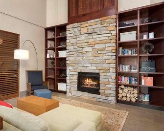 Country Inn & Suites by Radisson, Madison West, WI - Middleton - Living room