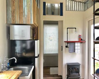 Tiny House on Cherry Mountain. Quiet pastoral setting, starry nights & fire ring - Fredericksburg - Obývací pokoj