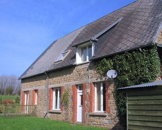 17th Century Farmhouse With Large Enclosed Garden In Tranquil Countryside - La Bloutière - Gebouw