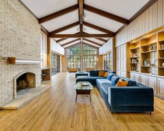 Huge Luxury Ranch Estate in Heart of Gladewater - Gladewater - Living room