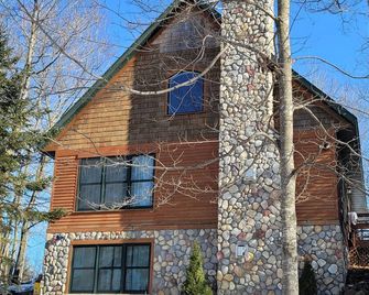 A family cabin inside the woods - Pine City - Building