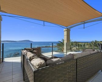 Ocean views Apartment within Resort - Star of the Sea - Heated Pool - Terrigal - Balkon